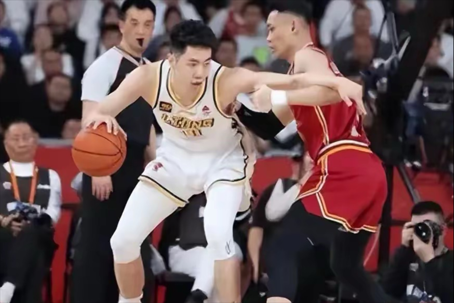 28圈首页上海海港发布备战花絮，最后时刻主帅复盘，CBA常规赛任务艰巨，医务组通报恢复的简单介绍